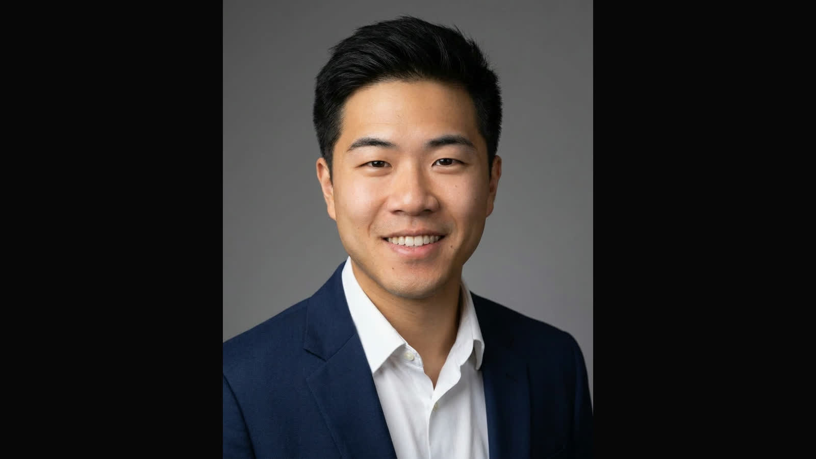 Pantalla de LinkedIn mostrando la foto de perfil profesional generada con IA, junto al selfie de partida sobre fondo neutro