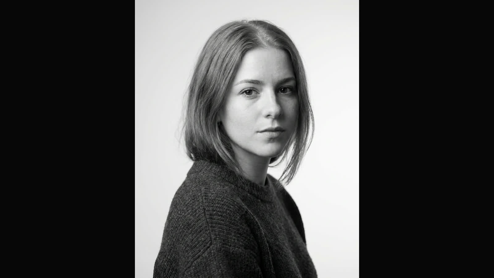 Retrato de autor de libro en blanco y negro editorial, encuadre de solapa, con mirada presente y luz clásica para prensa cultural