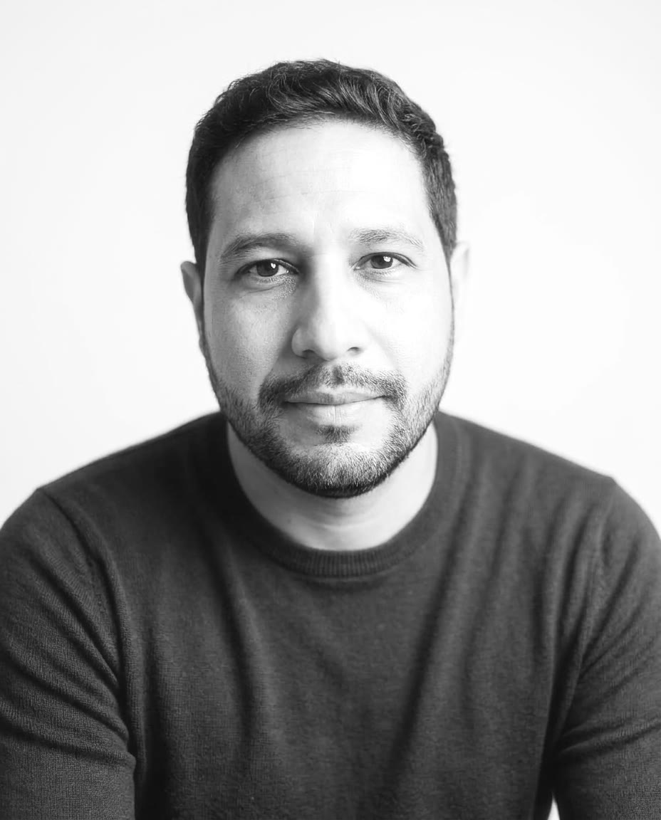 Retrato profesional con IA en estilo Editorial B&N Suave — ejemplo 6 sobre un rostro distinto, por Maribel Server