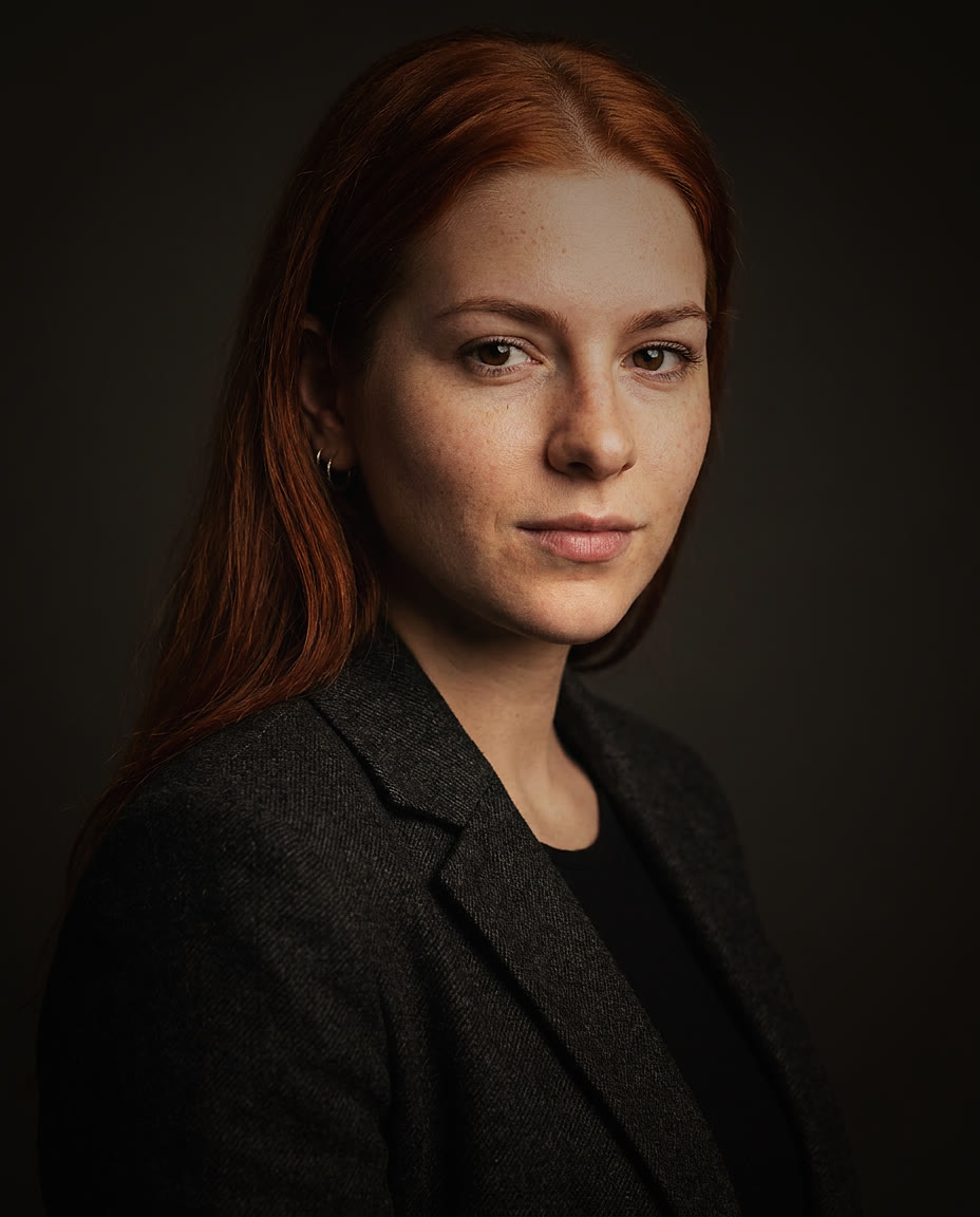 Retrato profesional con IA en estilo Executive Warm — ejemplo 5 sobre un rostro distinto, por Maribel Server