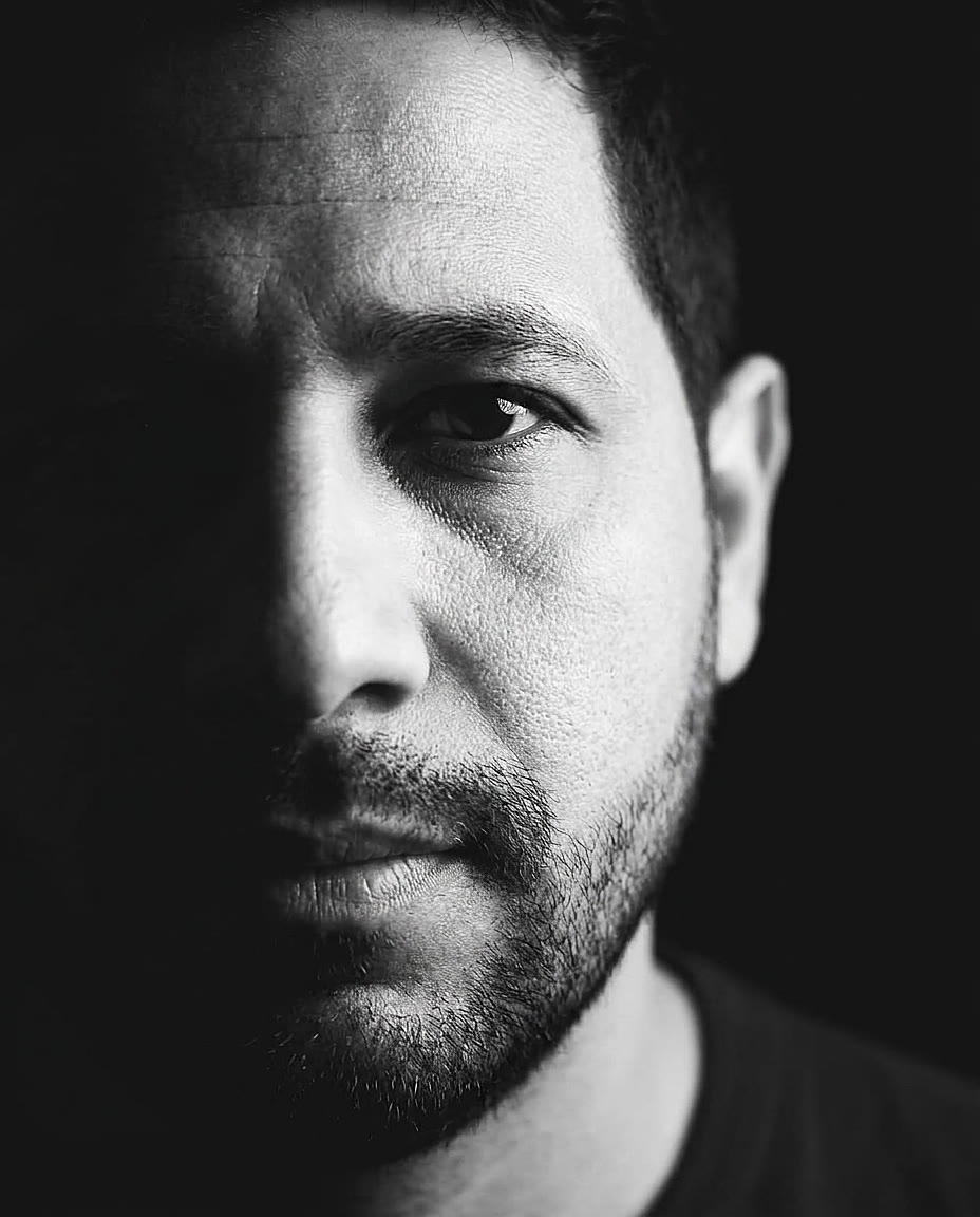 Ejemplo de Foto de autor para libros y prensa con IA — estilo Hard Noir Key, por Maribel Server