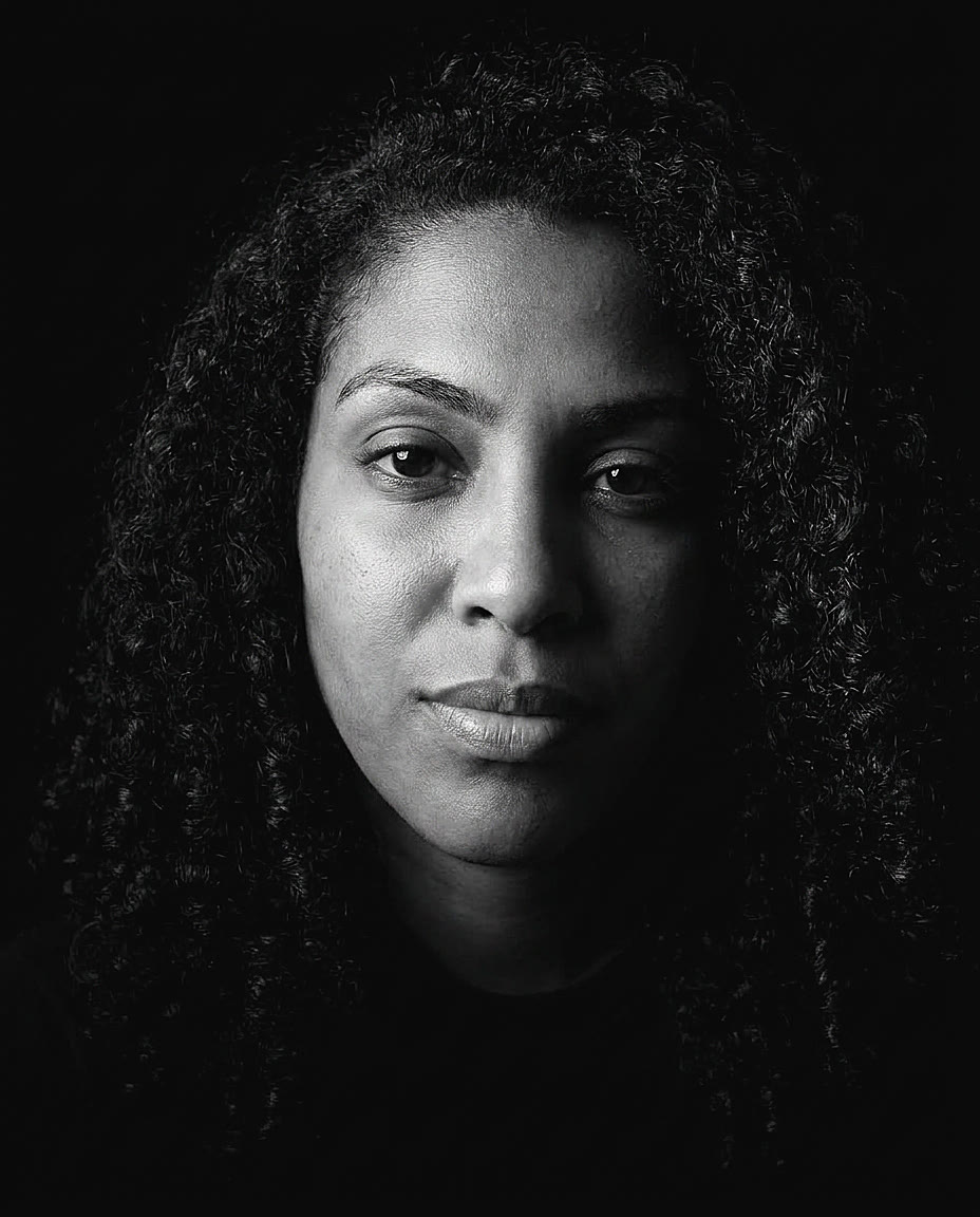 Retrato profesional con IA en estilo Hard Noir Key — ejemplo 4 sobre un rostro distinto, por Maribel Server