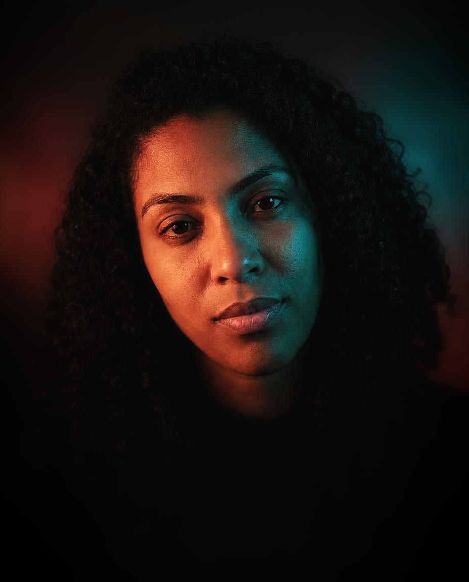 Retrato profesional con IA en estilo Neon Split Editorial — ejemplo 3 sobre un rostro distinto, por Maribel Server
