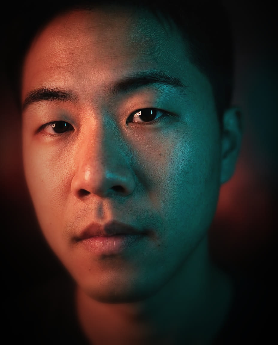 Retrato profesional con IA en estilo Neon Split Editorial — ejemplo 4 sobre un rostro distinto, por Maribel Server