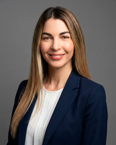 Ejemplo de retrato profesional con IA en el estilo Clean Studio Grey — diseñado por Maribel Server