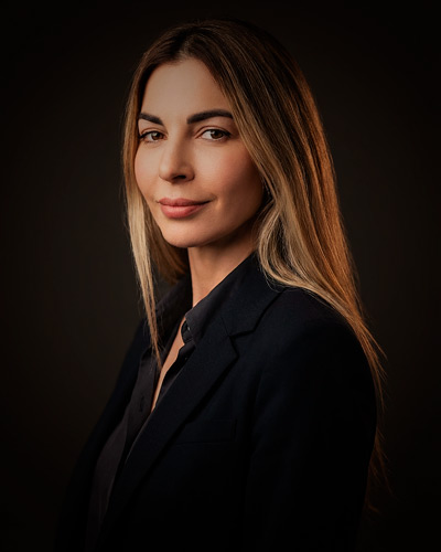 Ejemplo de retrato profesional con IA en el estilo Executive Warm — diseñado por Maribel Server