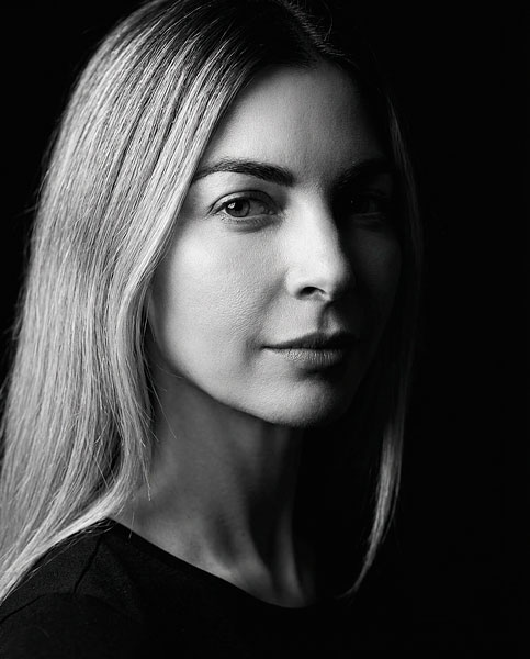 Ejemplo de retrato profesional con IA en el estilo Hard Noir Key — diseñado por Maribel Server