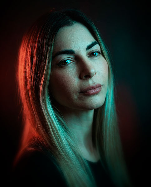 Ejemplo de retrato profesional con IA en el estilo Neon Split Editorial — diseñado por Maribel Server