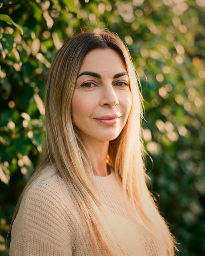 Ejemplo de retrato profesional con IA en el estilo Outdoor Natural — diseñado por Maribel Server