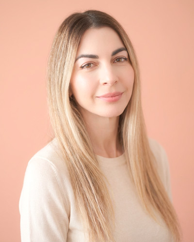 Ejemplo de retrato profesional con IA en el estilo Pastel Editorial — diseñado por Maribel Server