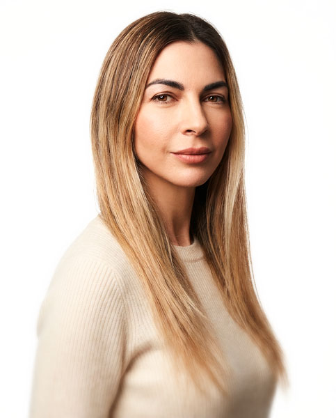 Ejemplo de retrato profesional con IA en el estilo White Premium Editorial — diseñado por Maribel Server